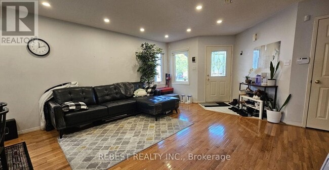 Photo - 8 Treepark St