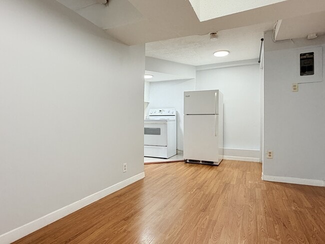 Building Photo - 1441 Wyandotte St E Unit 14