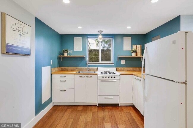 Kitchen - 1549 Edmund Ave Unit 2