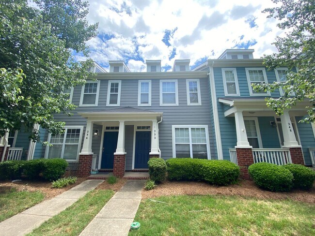 Building Photo - Pristine, move in ready Townhome located i...