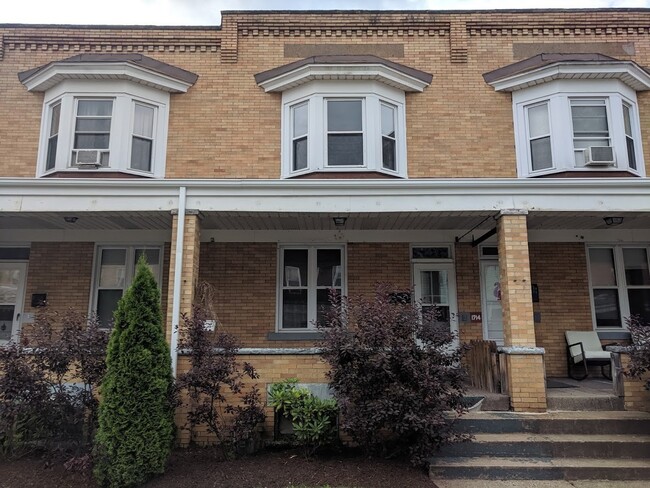 Updated Row House in Beautiful Morningside! - Updated Row House in Beautiful Morningside!