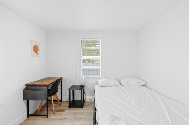 Photo - 4660 24th St N