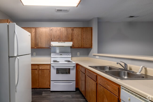 2BR, 2BA - 915SF - Kitchen