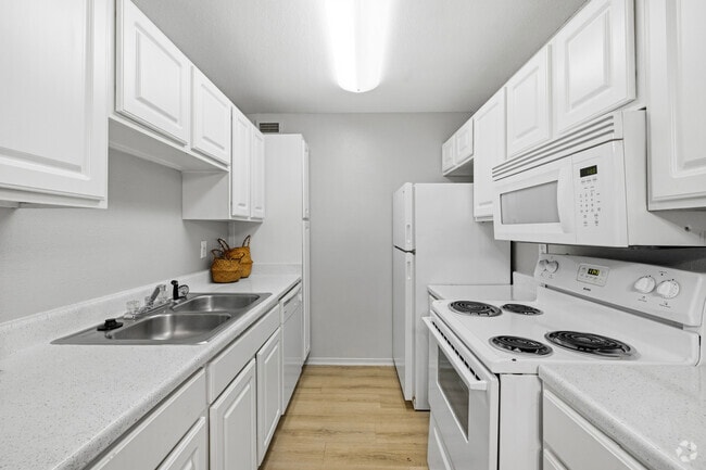 1BR, 1BA - 589SF