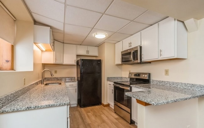 Photo - 996 Pleasant St