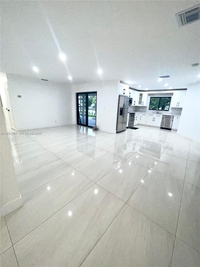 Photo - 7590 Johnson St