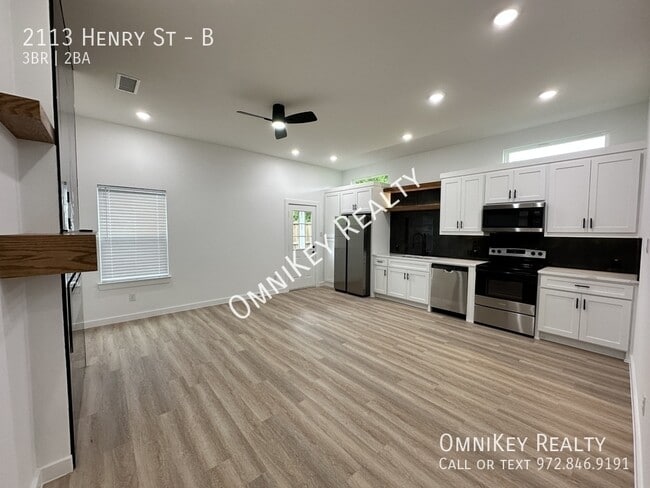Building Photo - 2113 Henry St Unit B