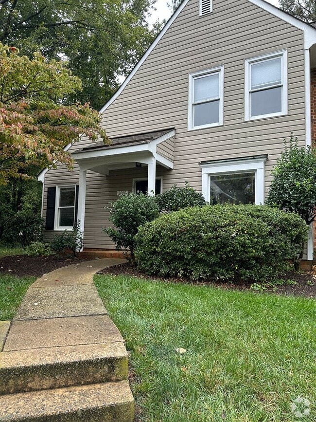 Building Photo - MUST SEE TOWNHOUSE!!!