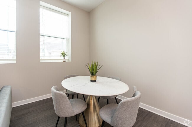 1BR, 1BA - 720-985 SF