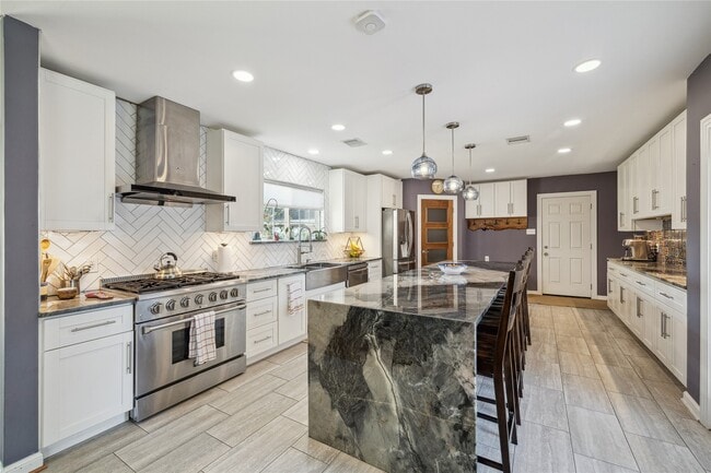 Building Photo - 701 W 32nd St