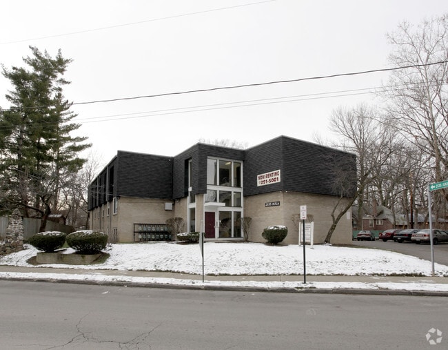 University Manor - University Manor Apartments