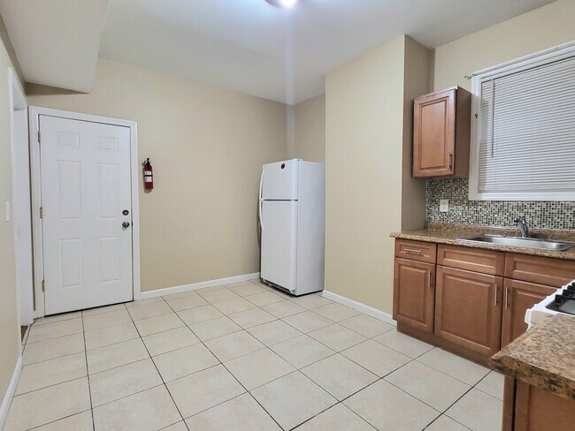 Kitchen - 501 S 10th St Unit 2