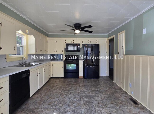 Photo - 885 Minot Ave