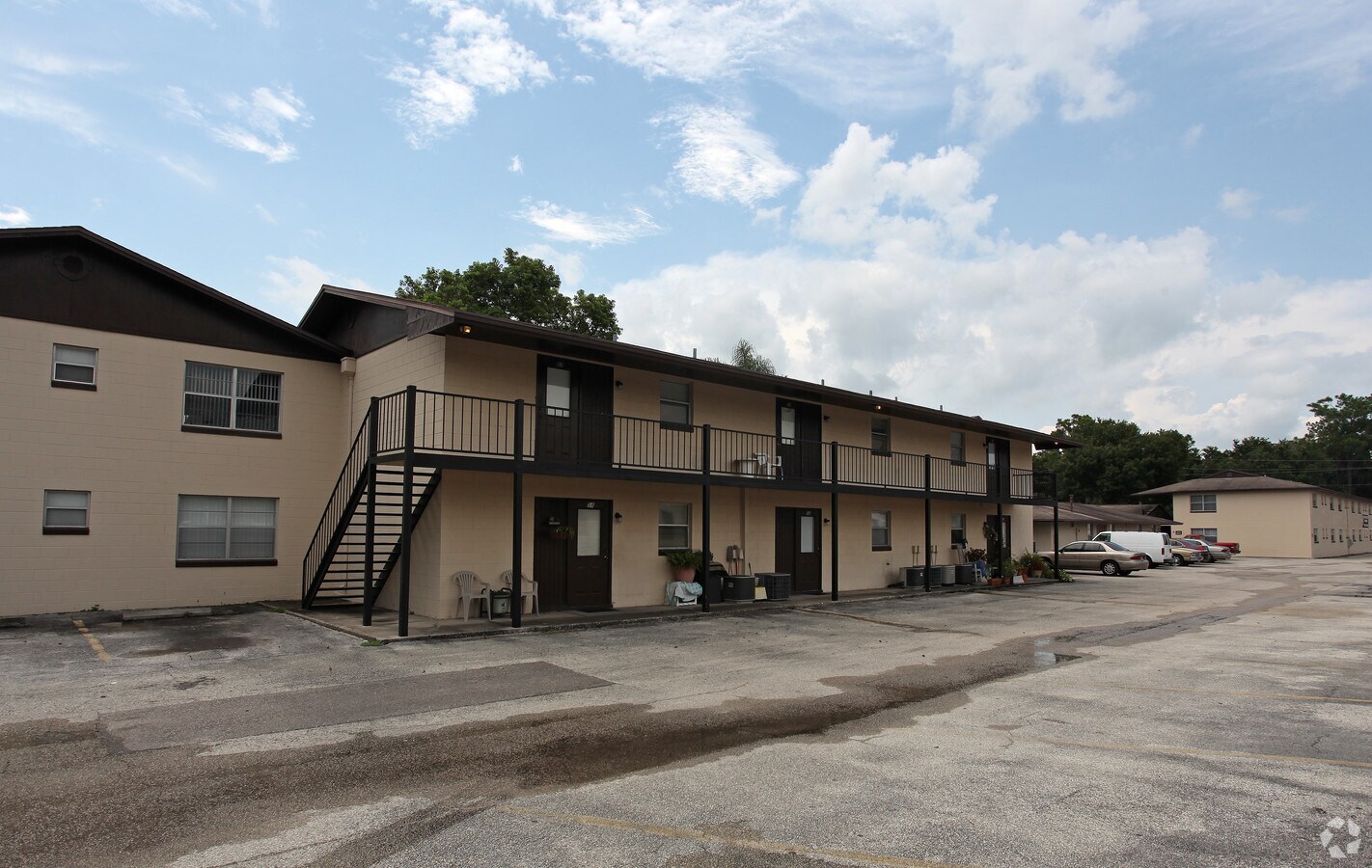 Colonial Square Apartments - Colonial Square Apartments