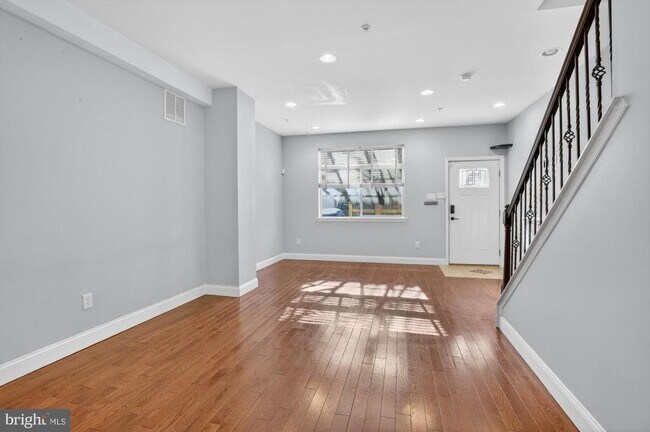 Photo - 1935 W George St