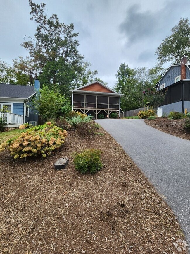 Building Photo - Asheville Rental!