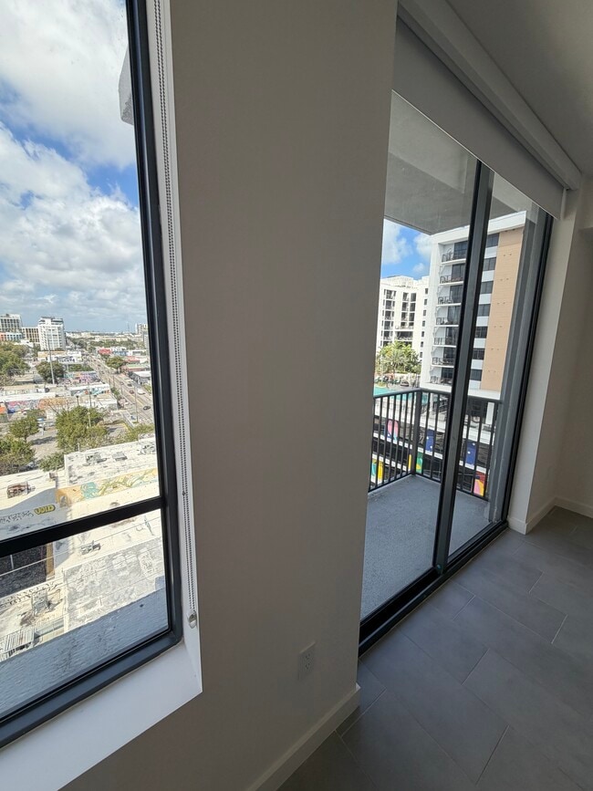 Building Photo - 132 NE 22nd St Unit A2