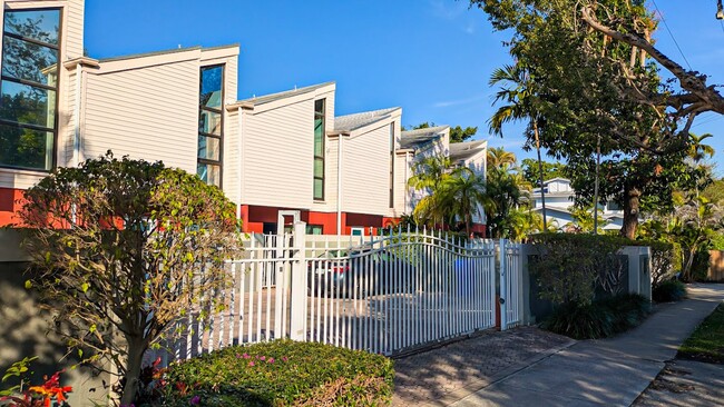 Spacious & Stylish Coconut Grove Townhouse! - Spacious & Stylish Coconut Grove Townhouse! Unit 4