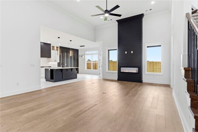 Photo - 421 Hedge Dr