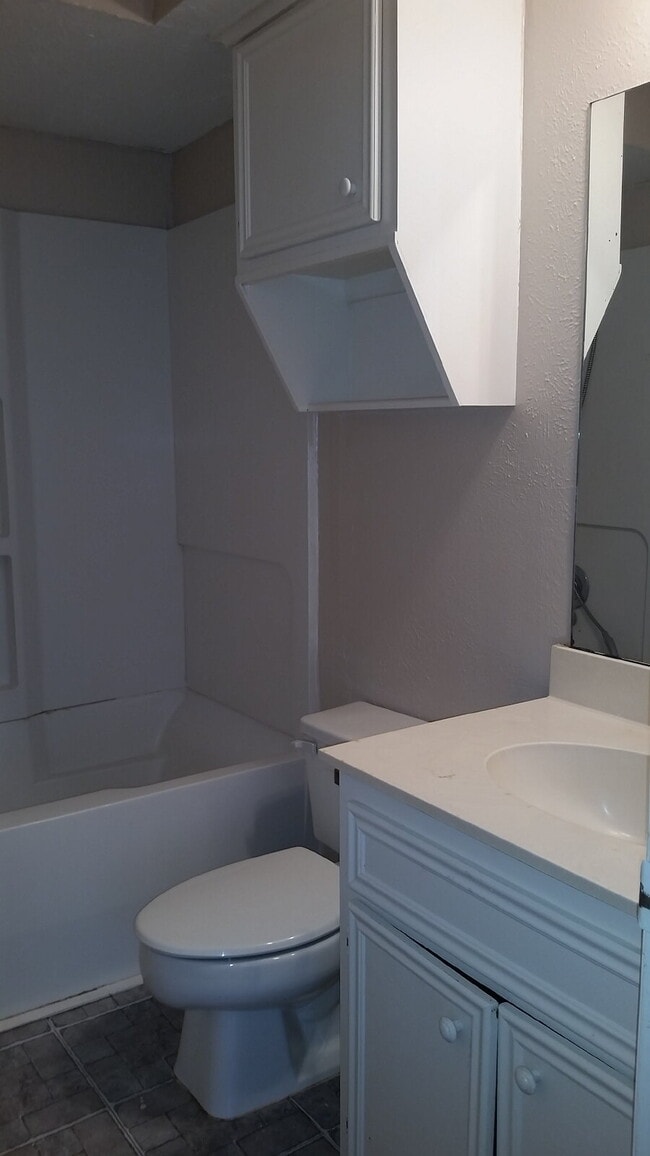 Building Photo - The right side unit of this duplex offers a comfortable and functional layout ideal for small fam...