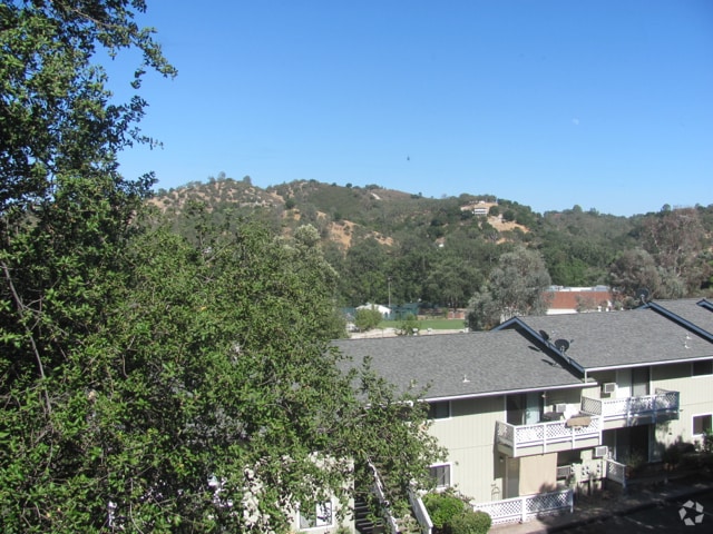 Building Photo - Nice 2 Bedroom Condo Conveniently Located