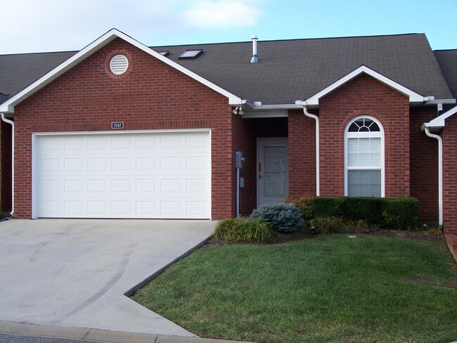 Building Photo - 2 bed, 2 bath, 2 car garage, ranch style townhouse in N. Knoxville