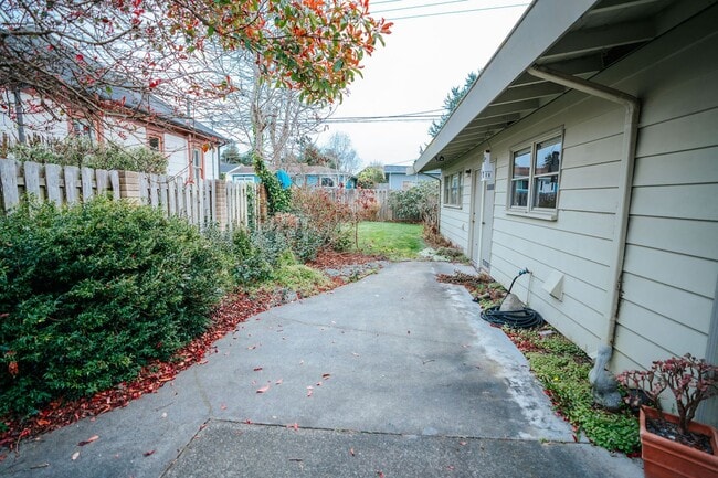 Photo - 3BD/2BD Home Located next to the Hospital in Eureka!