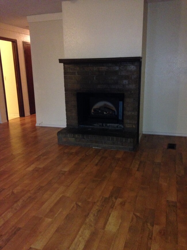 Building Photo - A 3 bed, 2 bath Duplex in Broken Arrow