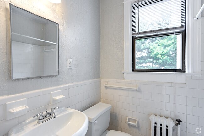 1BR, 1BA - 664SF