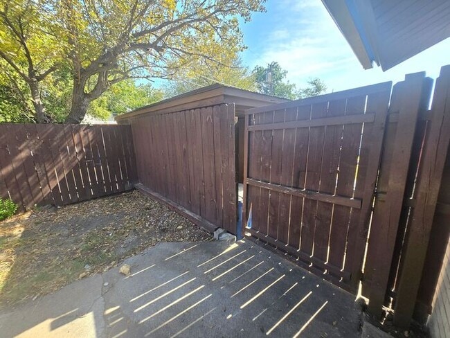 Photo - 3 Bedroom/2 Bathroom/1 Covered Parking Places - Remodeled