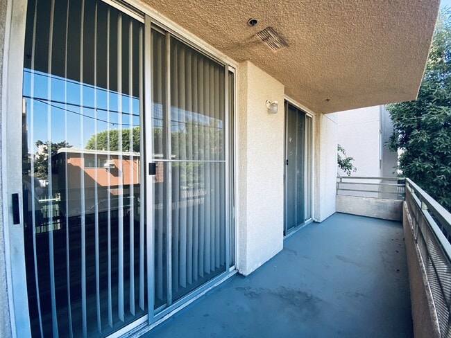 Building Photo - 1220 N Las Palmas Ave Unit 109