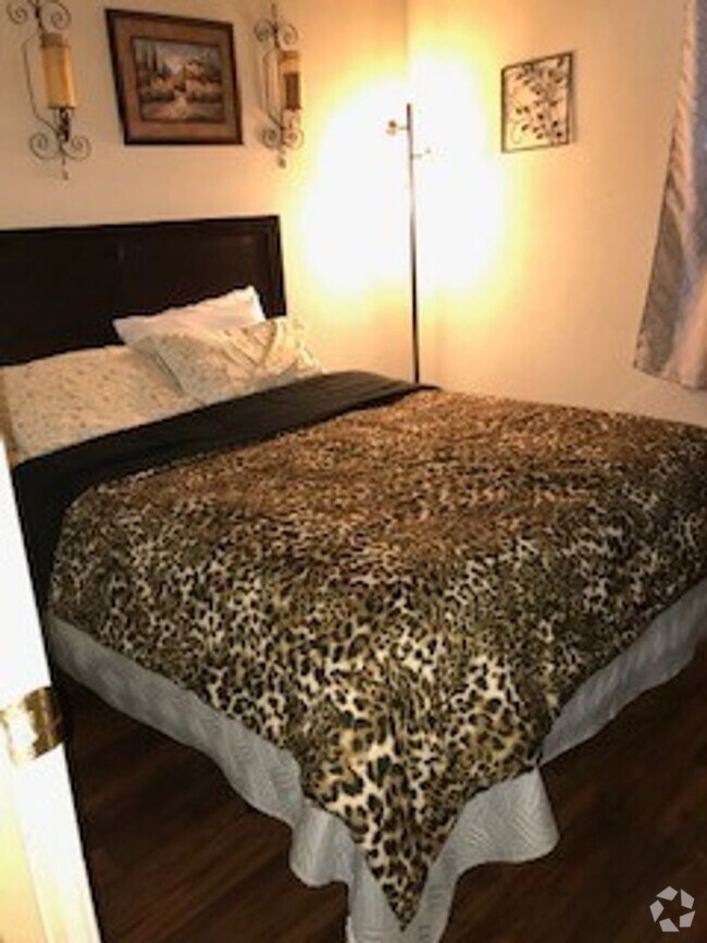 Building Photo - Furnished 2 bedroom 2 bath Loft Style Open...