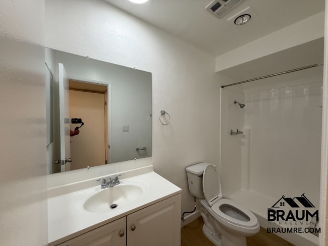 Photo - 5461 Kester Ave Unidad 105