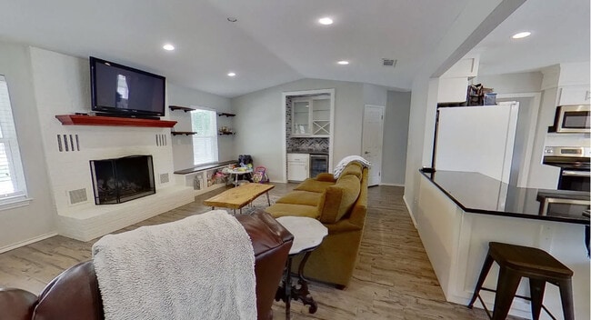 Photo - 323 Cardinal Dr