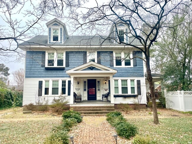 Building Photo - Stunning spacious 2nd floor apartment with Water View!