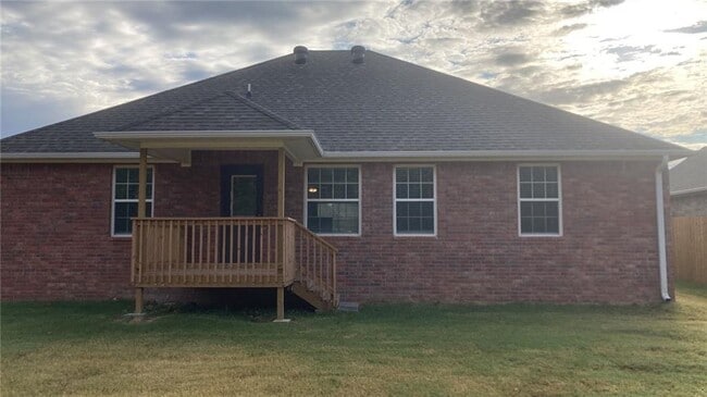 Photo - 817 Saddlebrook St