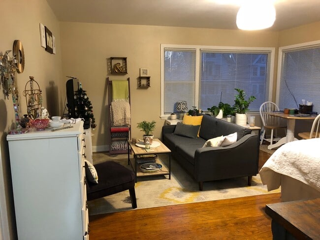 Building Photo - 2204 E Locust St Unit 2104