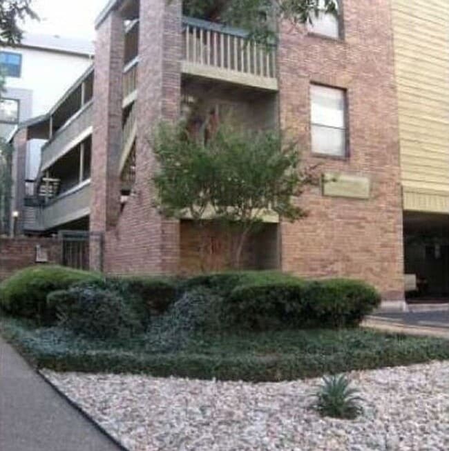 Building Photo - 2210 Pearl St Unit 305