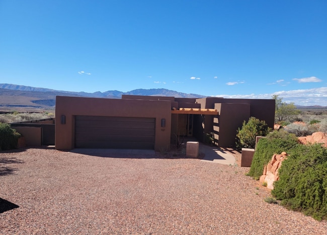 Building Photo - Beautiful Desert Oasis! 3 Bedroom, Single ...