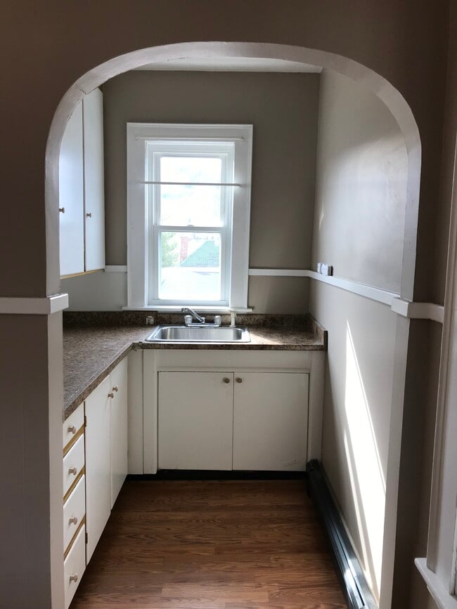 Building Photo - 527 Champlain St Unit SecondLevel