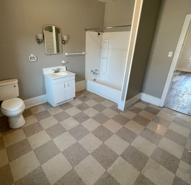 Photo - 10549 Main St