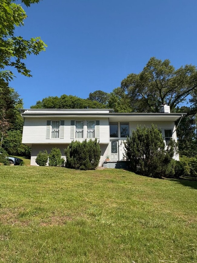 Building Photo - 4 Bedroom 2 Bath House
