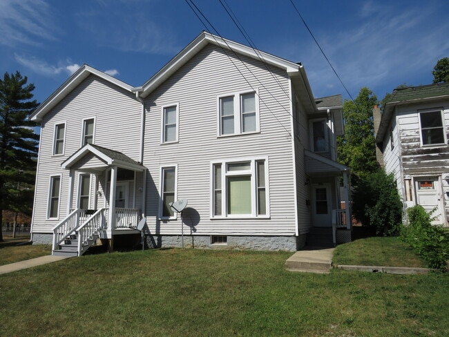 Building Photo - 304 E Main St