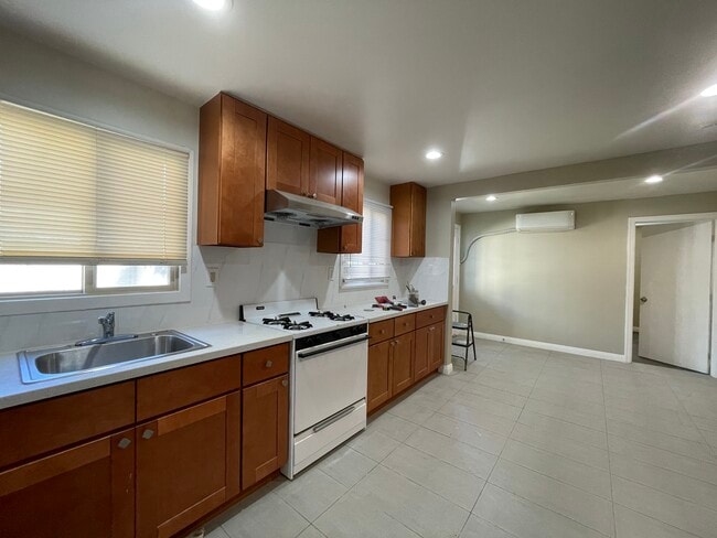 Photo - 126 E Center St Apartamentos Unidad A