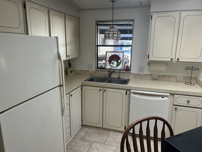 Building Photo - 500 Robin Ln