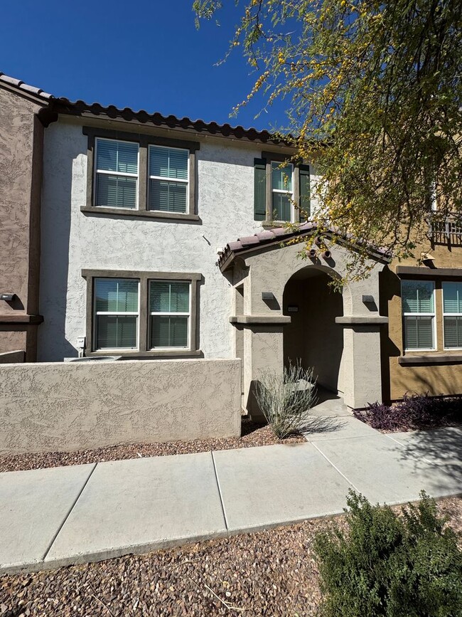 Beautiful newer townhome located in Tempe - Beautiful newer townhome located in Tempe