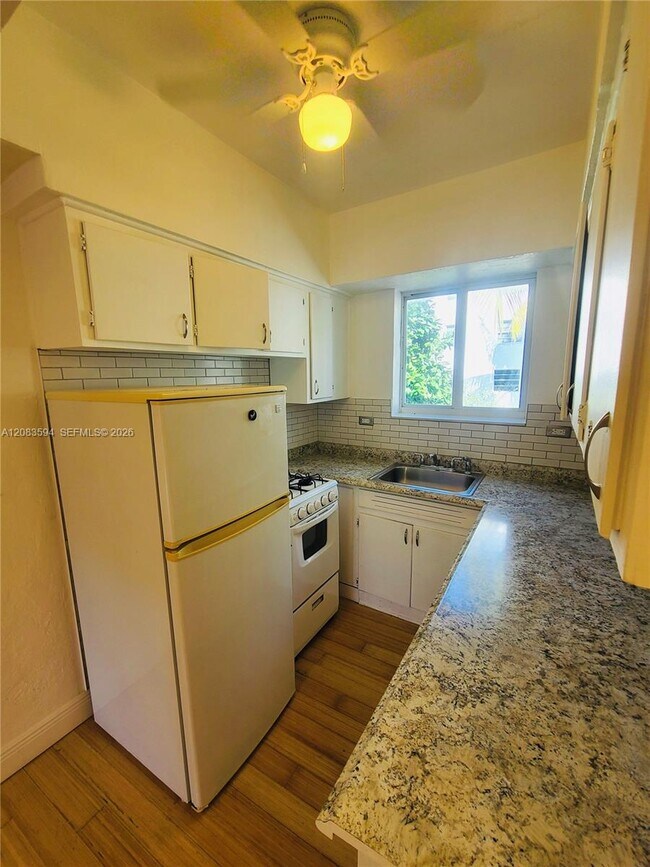 220 Collins Ave Unit 8B