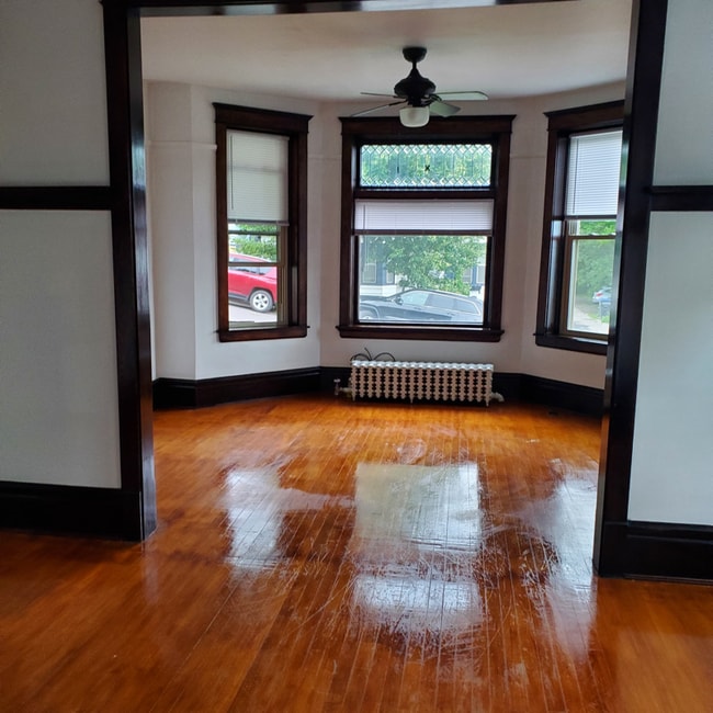 Building Photo - 425 N 1st Ave E Rental