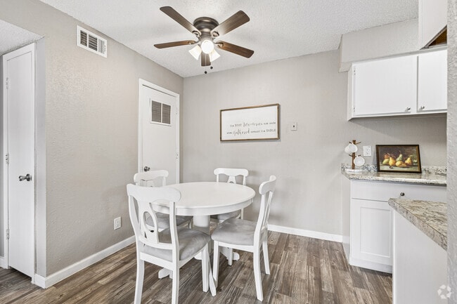 1BR, 1BA - 725SF - Dining Area