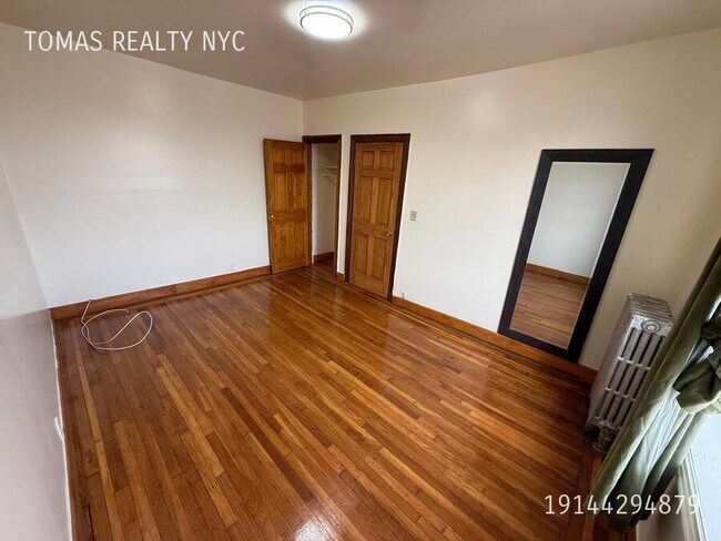 Building Photo - 710 E 235th St Unit E2